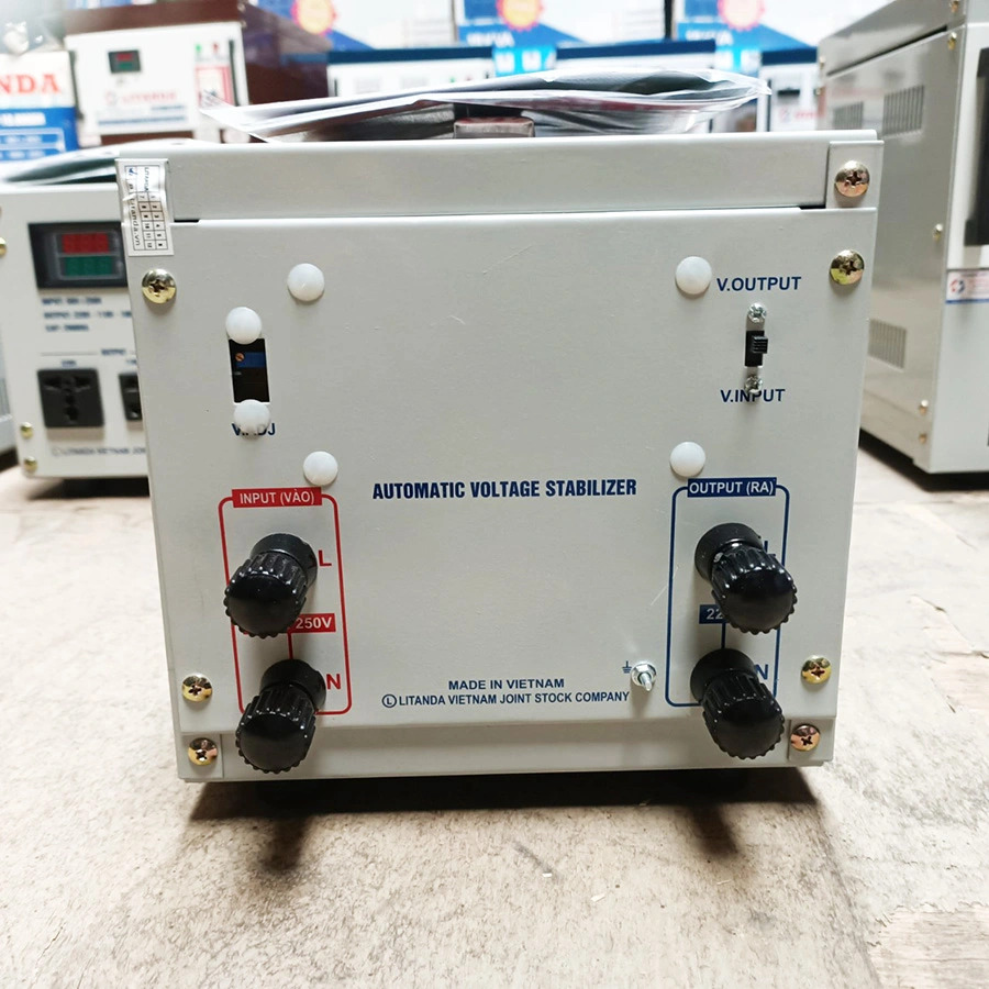 Máy ổn áp Litanda 2KVA dải 90V là dòng ổn áp công suất nhỏ. Sản phẩm hiện chỉ được sử dụng cho từng thiết bị điện riêng lẻ như: Điều hòa...