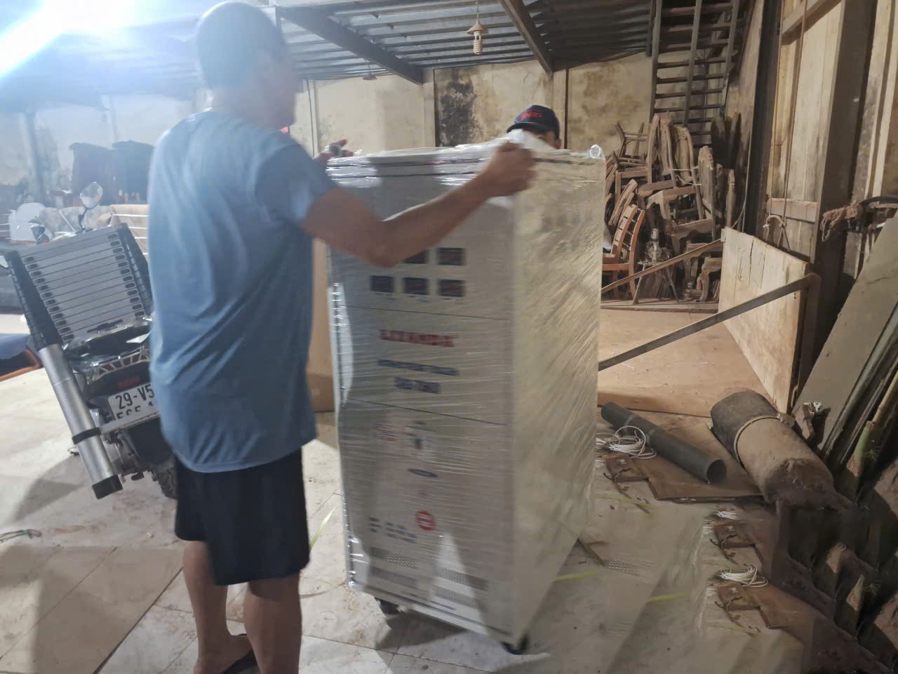 Máy ổn áp Litanda được vận chuyển để giao tới cho khách hàng