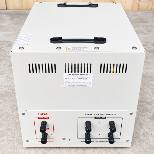 Ổn áp Lioa 1 pha 10KVA DRII-10000II chuyên dùng ổn định nguồn điện, bảo vệ an toàn cho các thiết bị điện gia đình ở khu vực lưới điện yếu hoặc dao động lớn.