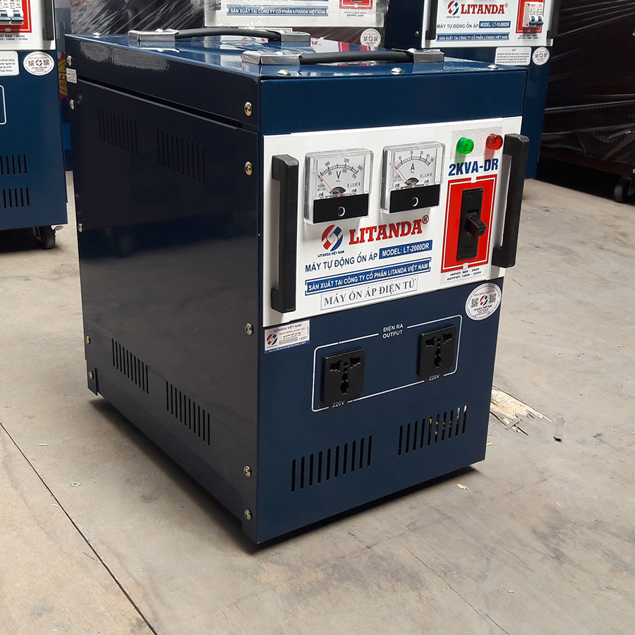 Ổn áp điện tử 2KVA không dùng chổi than, phản ứng tức thời với sai số cực nhỏ, cung cấp nguồn điện siêu sạch cho dàn âm thanh hi-end.