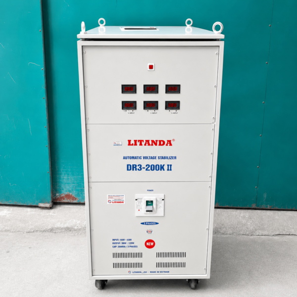 Ổn áp Litanda 200KVA 3 pha dải 160V dùng ổn định nguồn điện, bảo vệ an toàn và kéo dài tuổi thọ cho các thiết bị 3 pha công suất lớn ở khu vực điện rất yếu.