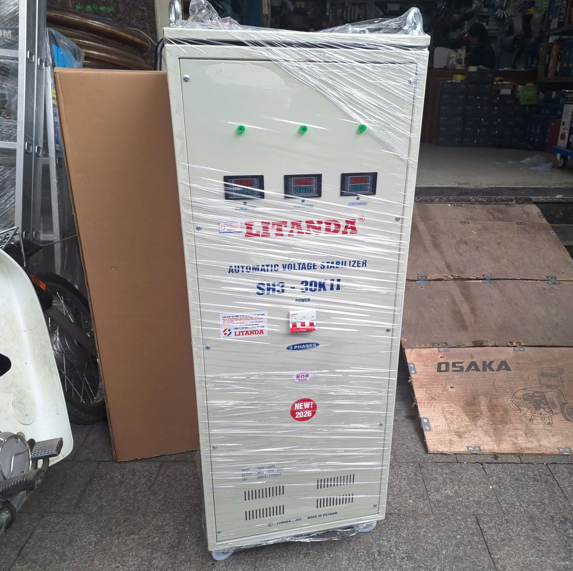 Ổn áp Litanda 3 pha 30KVA dải 260V dùng ổn định nguồn điện, bảo vệ an toàn và kéo dài tuổi thọ cho các thiết bị 3 pha công suất lớn ở khu vực điện yếu.