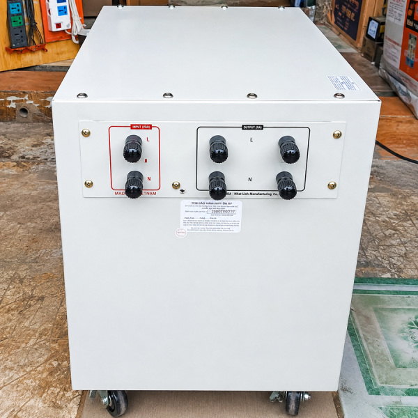 lioa-15kva-dai-50v-2 Lioa 15KVA dải 50V-250V điện ra có 2 cổng là 220V và 100V. Được sản suất trên dây truyền hiện đại cũng như chất liệu cấu tạo...