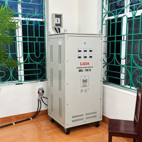 Ổn áp Lioa 75KVA 3 pha DR3-75K chuyên dùng ổn định điện áp cho dải điện rộng, khắc phục điện yếu và bảo vệ máy móc công nghiệp.