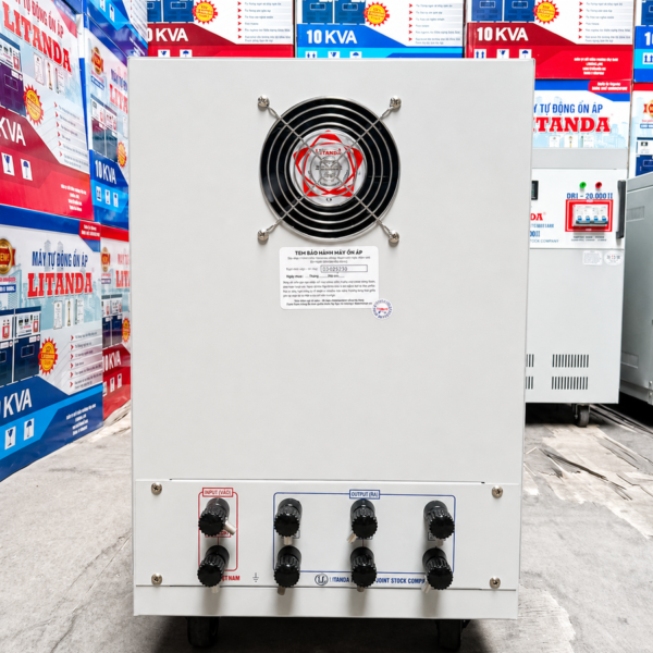 Máy ổn áp Litanda 10KVA dải 50 có model là LT-10000 DRI. Sản phẩm phù hợp sử dụng cho 1 hộ gia đình có 2 điều hòa, tivi, tủ lạnh, máy giặt...