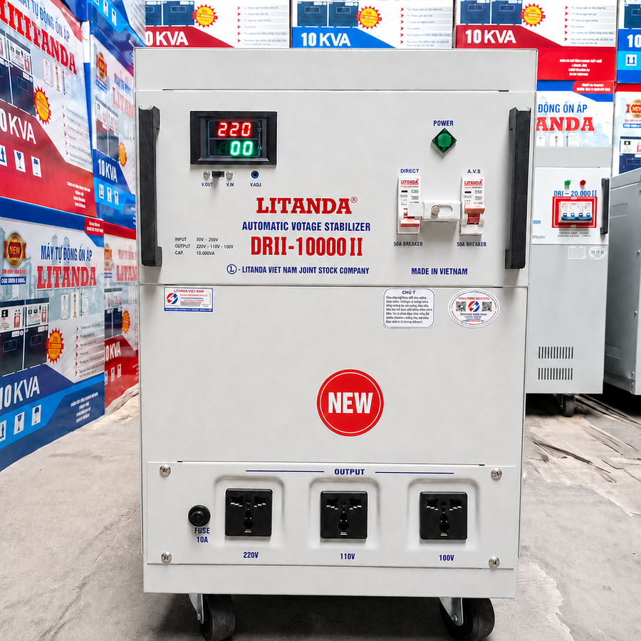 Máy ổn áp Litanda 10KVA dải 50 có model là LT-10000 DRI. Sản phẩm phù hợp sử dụng cho 1 hộ gia đình có 2 điều hòa, tivi, tủ lạnh, máy giặt...