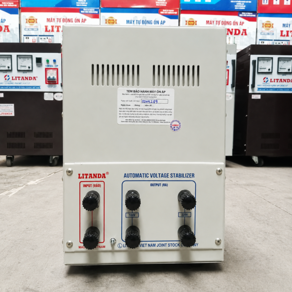 Ổn Áp 1 Pha 10KVA SH-1000II chuyên dùng cho khu vực điện yếu vừa, cung cấp nguồn ra ổn định 220V giúp bảo vệ an toàn cho các thiết bị điện gia đình.