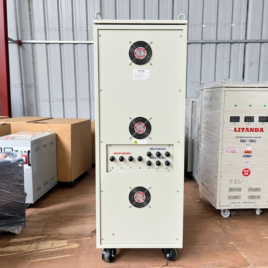 Biến áp 100kVA 3 pha chuyên dùng chuyển đổi điện áp công suất lớn, cấp nguồn điện an toàn, ổn định cho hệ thống máy móc và dây chuyền sản xuất nhà máy.