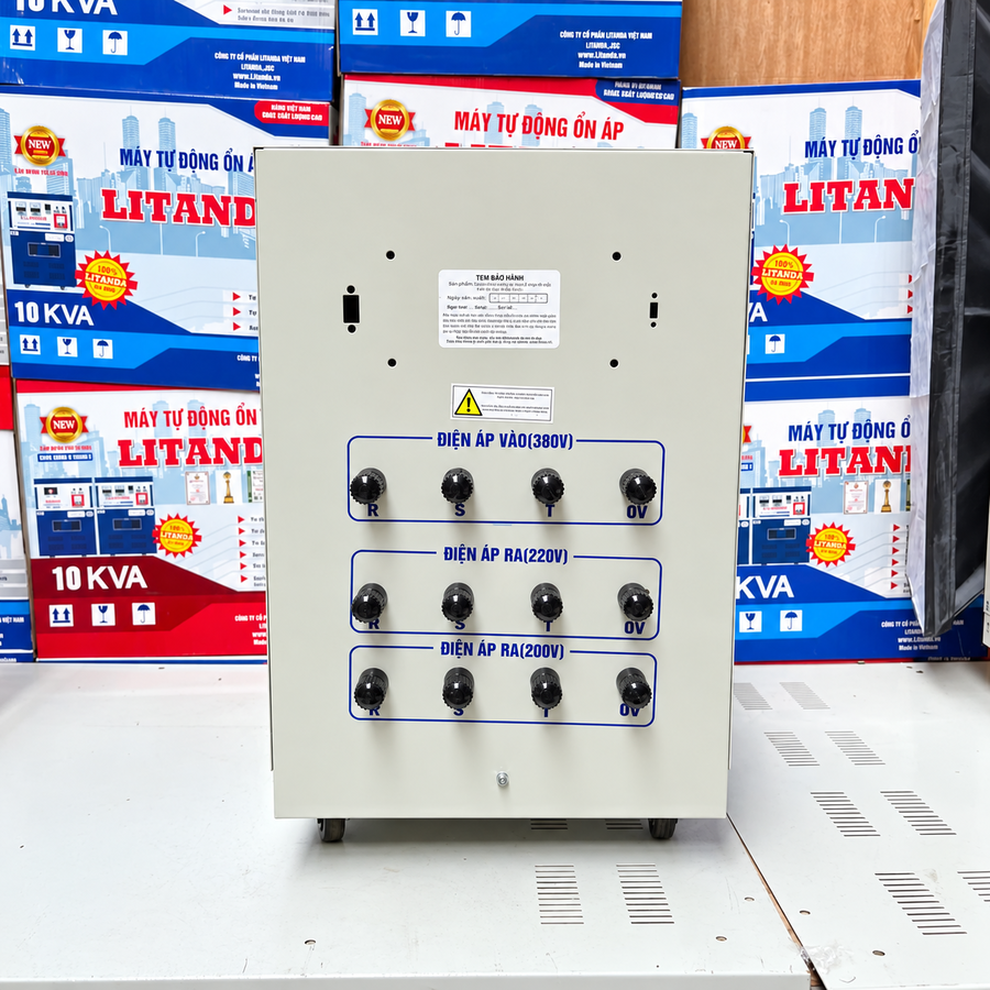 Máy biến áp 3 pha 15KVA chuyên dùng đổi nguồn điện, cung cấp nguồn điện 3 pha ổn định cho các hệ thống máy móc thiết bị công nghiệp.