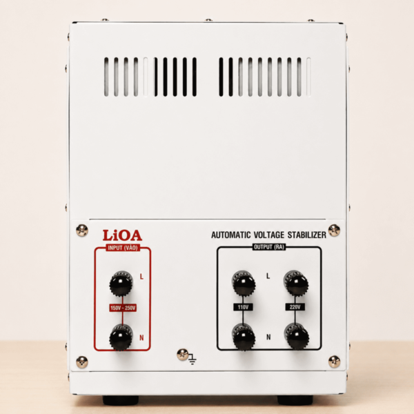 Ổn áp Lioa 3KVA 1 Pha SH-3000II với dải điện áp tiêu chuẩn 150V - 250V, cho các khu vực có lưới điện tương đối ổn định để bảo vệ an toàn cho thiết bị điện.