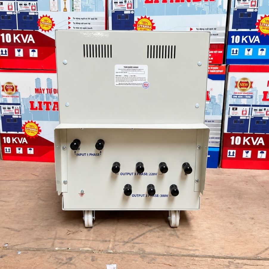 Biến áp 1 pha ra 3 pha 15kVA chuyên dùng chuyển đổi nguồn điện 1 pha thành 3 pha, cấp nguồn an toàn và ổn định cho máy móc, thiết bị công nghiệp quy mô vừa.