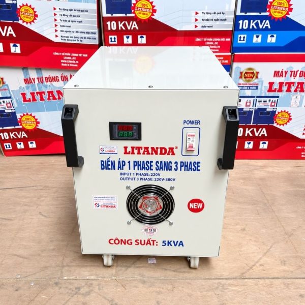 Biến áp 1 pha ra 3 pha 5kVA chuyên dùng chuyển đổi nguồn điện 1 pha thành 3 pha, cung cấp nguồn điện ổn định cho máy móc và thiết bị công nghiệp nhỏ.