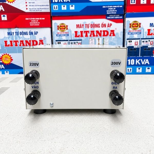 bien-ap-7.5kva-vao-220v-ra-200v-3 Biến áp 7.5kVA vào 220V ra 200V chuyên dùng đổi nguồn điện từ 220V sang 200V, cấp nguồn an toàn và ổn định cho các thiết bị và máy móc nhập khẩu.
