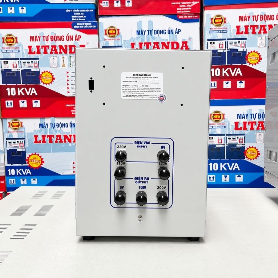 Máy biến áp tự ngẫu 5kva 5kw 5000 1 pha hay còn gọi là bộ đổi nguồn 5KVA. Máy có chức năng đổi điện 220V ra 200V 120V 110V 100V.