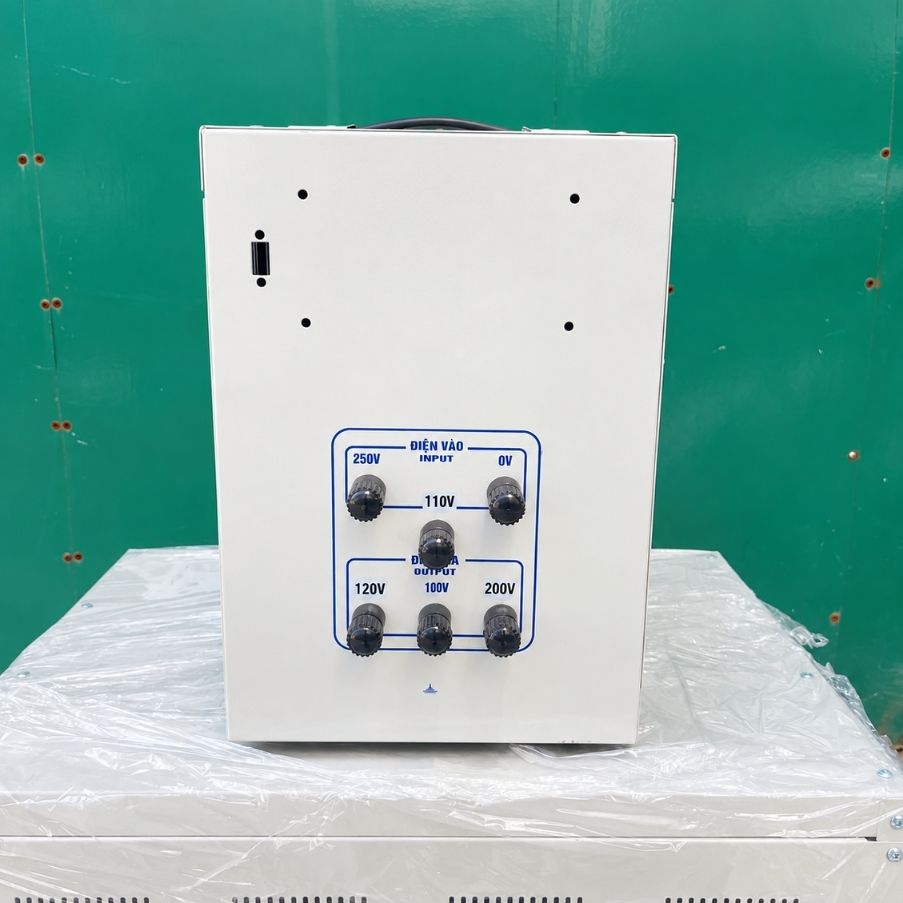 Biến áp tự ngẫu 7.5kVA 1 pha chuyên dùng chuyển đổi điện áp 1 pha, cung cấp nguồn điện an toàn và ổn định cho các thiết bị điện dân dụng và công nghiệp.