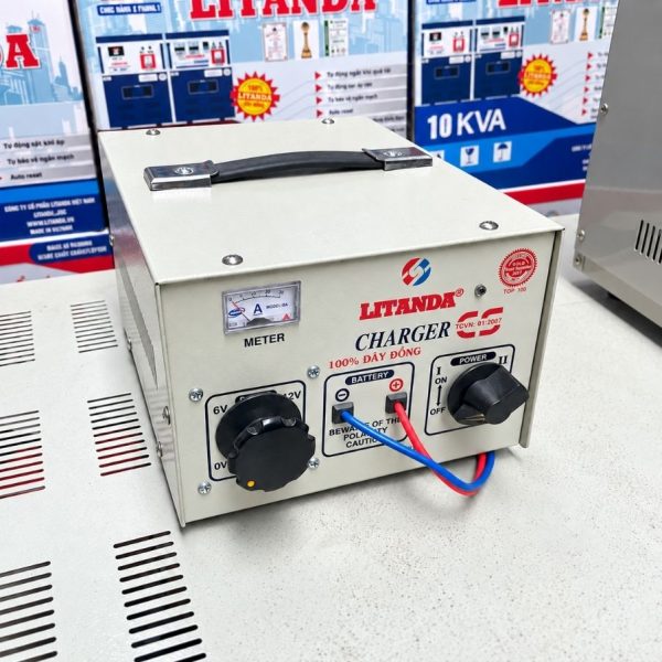 may-sac-ac-quy-12V-o-to-xe-may-may-1 Máy sạc ắc quy 12V chuyên dùng nạp điện an toàn và nhanh chóng cho bình ắc quy ô tô, xe máy, cấp nguồn cho các thiết bị dân dụng và công nghiệp.
