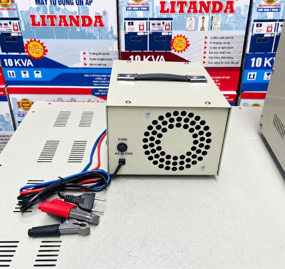 Máy sạc ắc quy 12V chuyên dùng nạp điện an toàn và nhanh chóng cho bình ắc quy ô tô, xe máy, cấp nguồn cho các thiết bị dân dụng và công nghiệp.