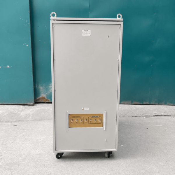 Ổn áp 200KVA dùng cho hệ thống điện quy mô công nghiệp lớn, giúp ổn định nguồn điện liên tục và bảo vệ tối đa cho các thiết bị, máy móc có công suất cao.