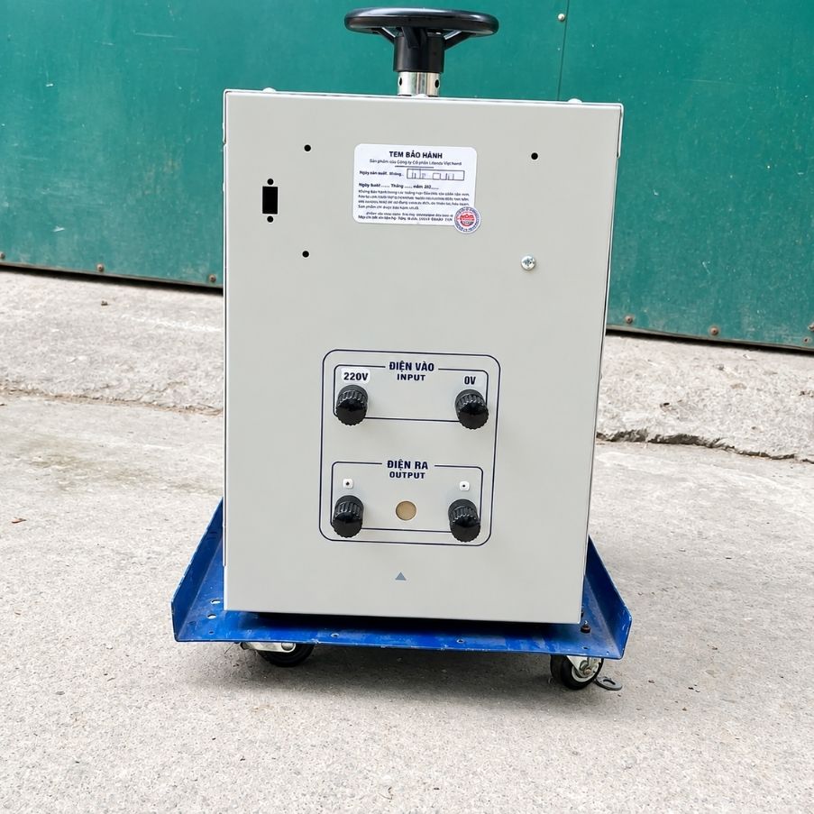 Máy nạp ắc quy 3630 chuyên dùng nạp điện an toàn và hiệu quả cho bình ắc quy, cấp nguồn ổn định cho các thiết bị điện dân dụng và công nghiệp.