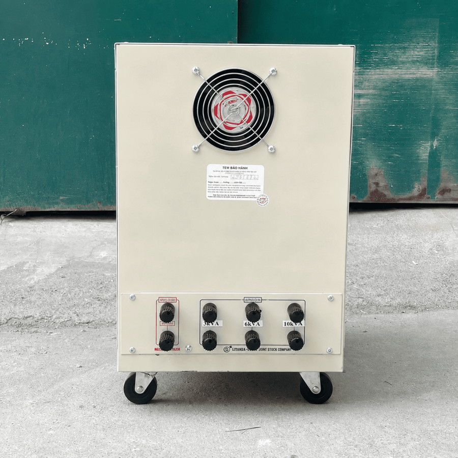 Ổn áp 10KVA chuyên dùng để ổn định điện áp, bảo vệ các thiết bị điện trong gia đình khỏi tình trạng chập chờn, quá tải hoặc sụt áp.