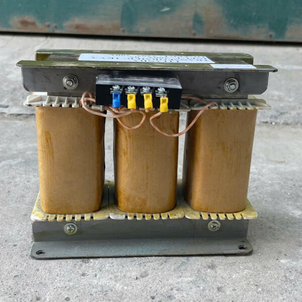 Biến áp trần 1KVA 3 pha là lựa chọn lý tưởng cho các hệ thống điện yêu cầu nguồn ổn định, thẩm mỹ cao và tối ưu không gian.