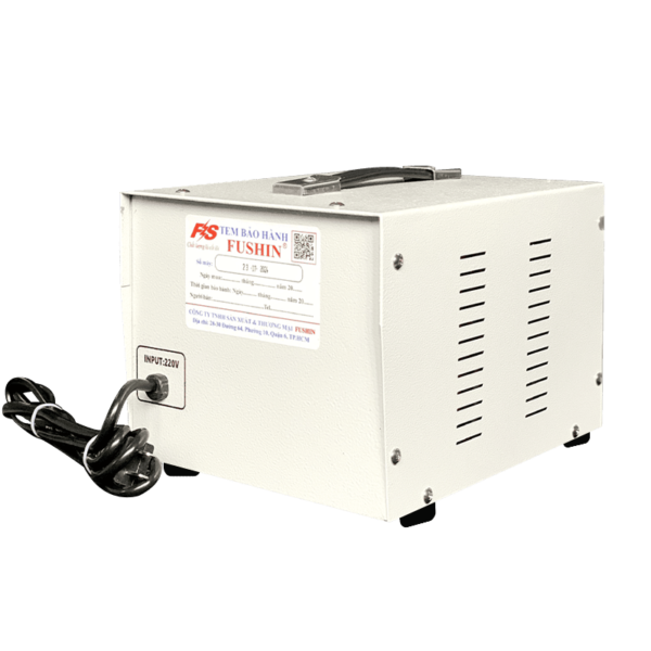 on-ap-fushin-1-pha-2kva-FS1.1.130-2k-3 Ổn áp Fushin 1 pha 2KVA model FS1.1.130-2K là thiết bị ổn áp chất lượng cao thuộc thương hiệu Fushin đến từ Nhật Bản, được sản xuất và lắp ráp tại Việt Nam theo dây chuyền công nghệ hiện đại. Sản phẩm có chức năng tự động điều chỉnh và ổn định điện áp đầu ra, đảm bảo nguồn điện luôn ở mức an toàn và phù hợp với thiết bị sử dụng. Nhờ đó, giúp kéo dài tuổi thọ thiết bị, hạn chế hư hỏng do điện áp không ổn định và góp phần tiết kiệm điện năng.