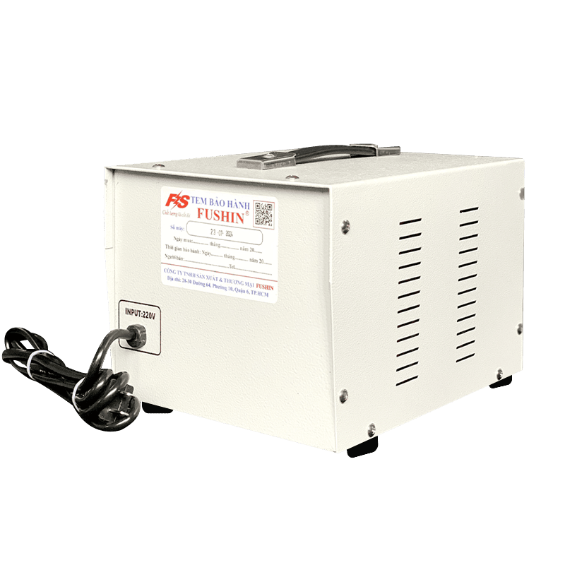 Ổn áp Fushin 1 pha 2KVA model FS1.1.130-2K là thiết bị ổn áp chất lượng cao thuộc thương hiệu Fushin đến từ Nhật Bản, được sản xuất và lắp ráp tại Việt Nam theo dây chuyền công nghệ hiện đại. Sản phẩm có chức năng tự động điều chỉnh và ổn định điện áp đầu ra, đảm bảo nguồn điện luôn ở mức an toàn và phù hợp với thiết bị sử dụng. Nhờ đó, giúp kéo dài tuổi thọ thiết bị, hạn chế hư hỏng do điện áp không ổn định và góp phần tiết kiệm điện năng.