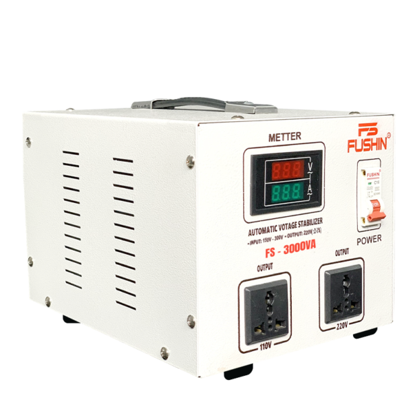 Ổn áp Fushin 1 pha 3KVA NLMT FS1.III-3K là thiết bị ổn định điện áp được thiết kế phù hợp cho các hộ gia đình, cửa hàng nhỏ và hệ thống điện có kết hợp nguồn năng lượng mặt trời. Với công suất 3KVA, máy đáp ứng tốt cho các thiết bị điện công suất vừa và nhỏ như tivi, tủ lạnh, máy tính, quạt, hệ thống chiếu sáng, camera và một số thiết bị văn phòng. Thiết bị giúp duy trì điện áp đầu ra ổn định, hạn chế tình trạng điện yếu, điện tăng cao hoặc chập chờn làm ảnh hưởng đến tuổi thọ đồ điện.