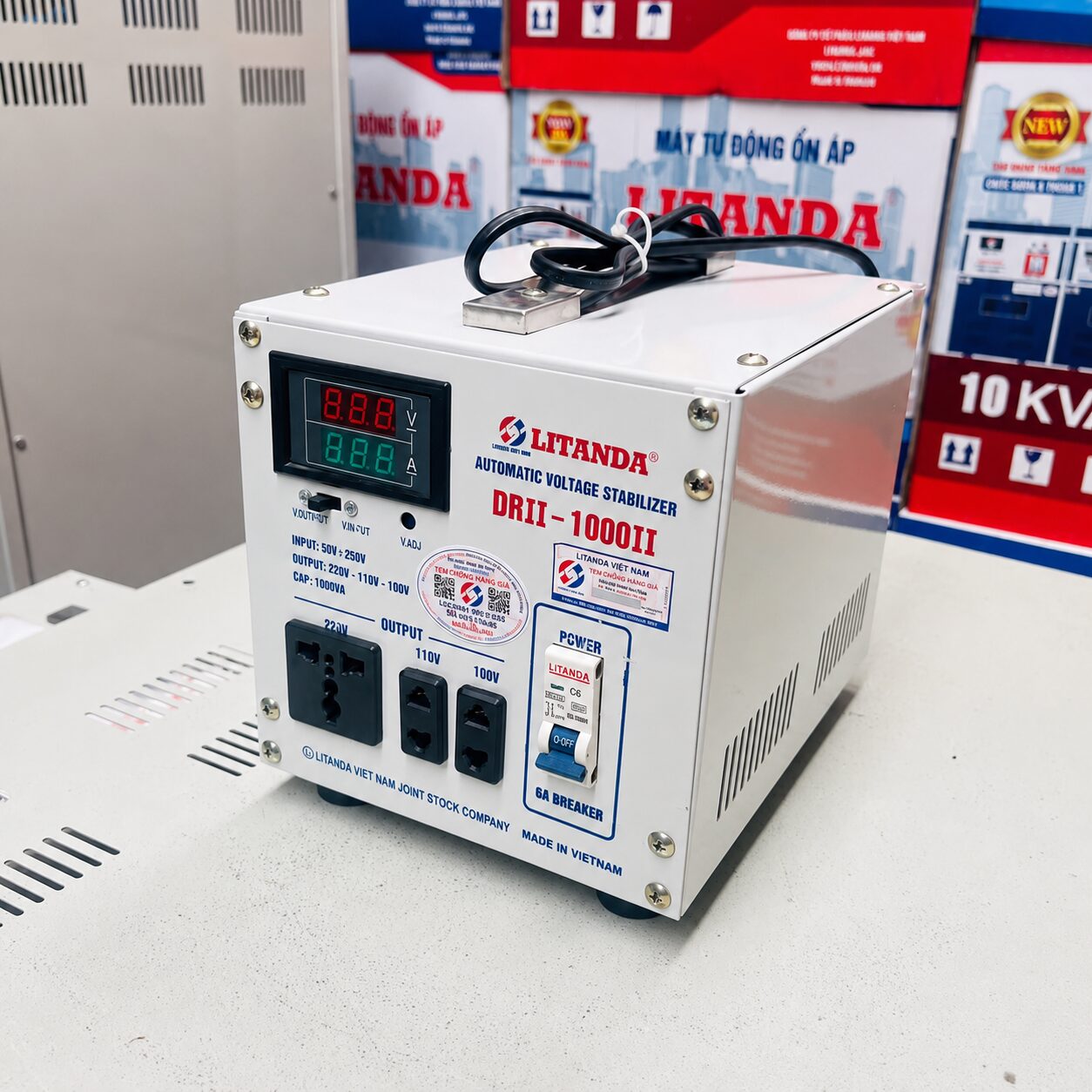 Ổn áp Litanda 1 pha 1KVA DRII-1000II: Ổn áp công suất nhỏ dải điện siêu rộng, chạy cực êm, chuyên bảo vệ tivi, máy tính, wifi cho gia đình và văn phòng.