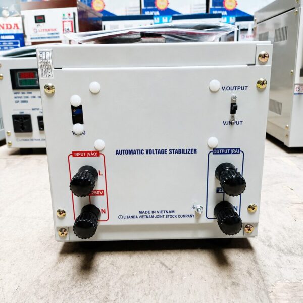 on-ap-litanda-1-pha-2kva-drii-2000-ii-1-3 Ổn áp Litanda 2KVA DRII-2000II chuyên dùng cho vùng điện cực yếu từ 50V–250V, tự động bù áp nhanh chóng để bảo vệ an toàn cho thiết bị.