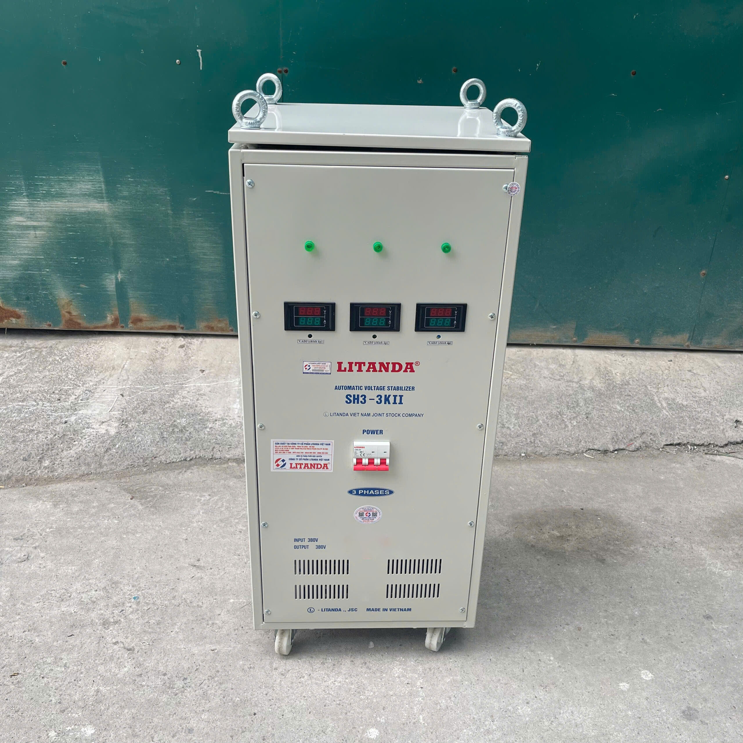 Ổn áp Litanda 3 pha 3KVA SH3-3KII chuyên dùng ổn định nguồn điện, bảo vệ an toàn và kéo dài tuổi thọ cho các thiết bị 3 pha công suất nhỏ.