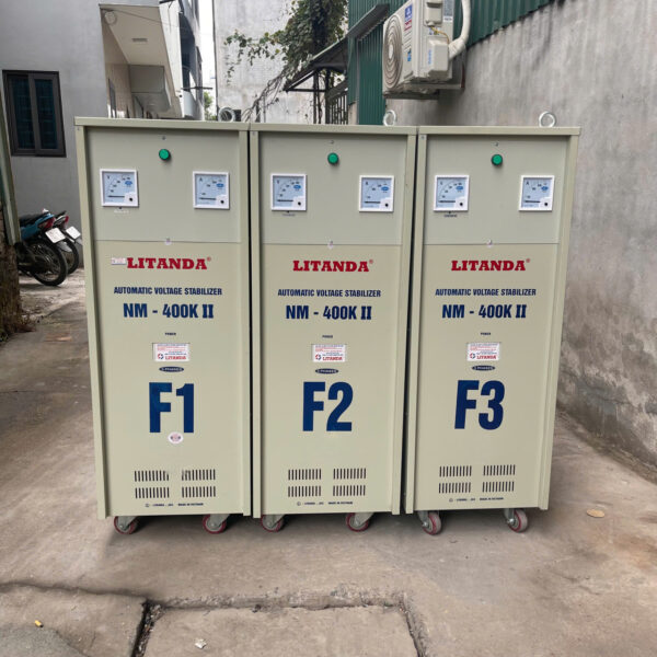 Ổn áp 3 pha 400KVA chuyên dùng cho hệ thống điện công nghiệp lớn, giúp ổn định nguồn điện liên tục và bảo vệ an toàn cho thiết bị công suất cao.