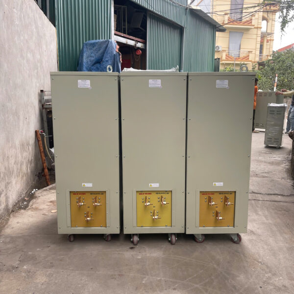 Ổn áp 3 pha 400KVA chuyên dùng cho hệ thống điện công nghiệp lớn, giúp ổn định nguồn điện liên tục và bảo vệ an toàn cho thiết bị công suất cao.