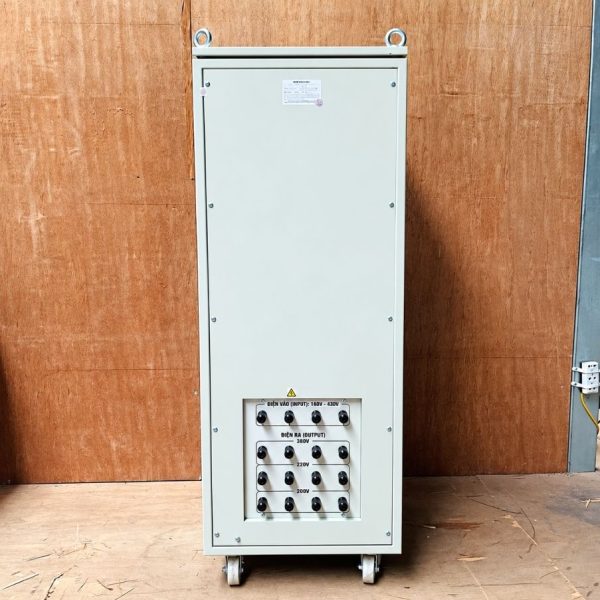 Ổn áp cách ly Litanda 30KVA 3 pha 160V-430V chuyên dùng ổn định điện áp dải rộng, lọc nhiễu, chống giật và bảo vệ thiết bị điện công nghiệp nhạy cảm.