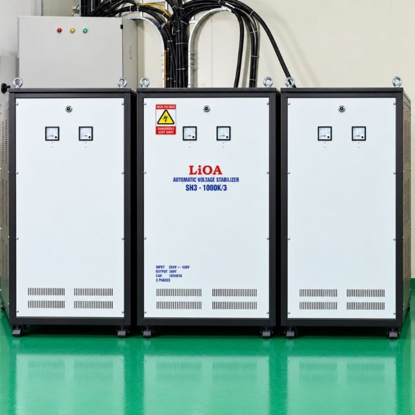 on-ap-lioa-3-pha-1000kva-sh3-1000kii-1-2 Ổn áp Lioa 3 pha 1000KVA SH3-1000KII là giải pháp ổn định điện áp công suất lớn, được thiết kế dành riêng cho các hệ thống điện có quy mô lớn như nhà…