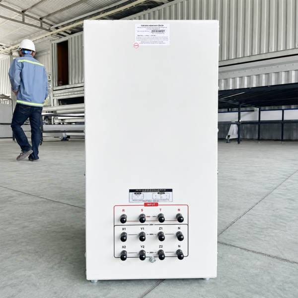 Ổn áp Lioa 3 pha 10KVA DR3-10KII chuyên dùng ổn định nguồn điện, bảo vệ an toàn cho các thiết bị điện 3 pha công suất vừa và nhỏ ở khu vực lưới điện có sự dao động.