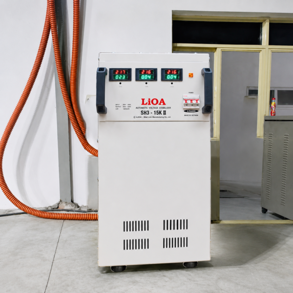 Ổn áp Lioa 3 pha 15KVA SH3-15KII dùng ổn định nguồn điện, bảo vệ cho các thiết bị điện 3 pha công suất vừa và nhỏ ở khu vực lưới điện tương đối ổn định.