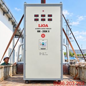 Ổn áp Lioa 3 pha 200KVA NM-200KII chuyên dùng ổn định điện áp cho dải điện rộng, khắc phục điện yếu và bảo vệ hệ thống máy móc công nghiệp quy mô lớn.