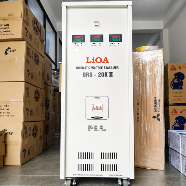 Ổn áp Lioa 3 pha 20KVA DR3-20KII dùng ổn định nguồn điện, bảo vệ an toàn cho các thiết bị điện 3 pha công suất vừa ở khu vực lưới điện có sự dao động.
