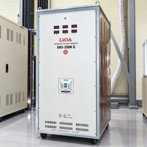Ổn áp Lioa 3 Pha 250KVA SH3-250KII là dòng máy ổn áp công suất lớn, chuyên dùng cho nhà máy, khu công nghiệp, xưởng sản xuất và các tòa nhà cao tầng.
