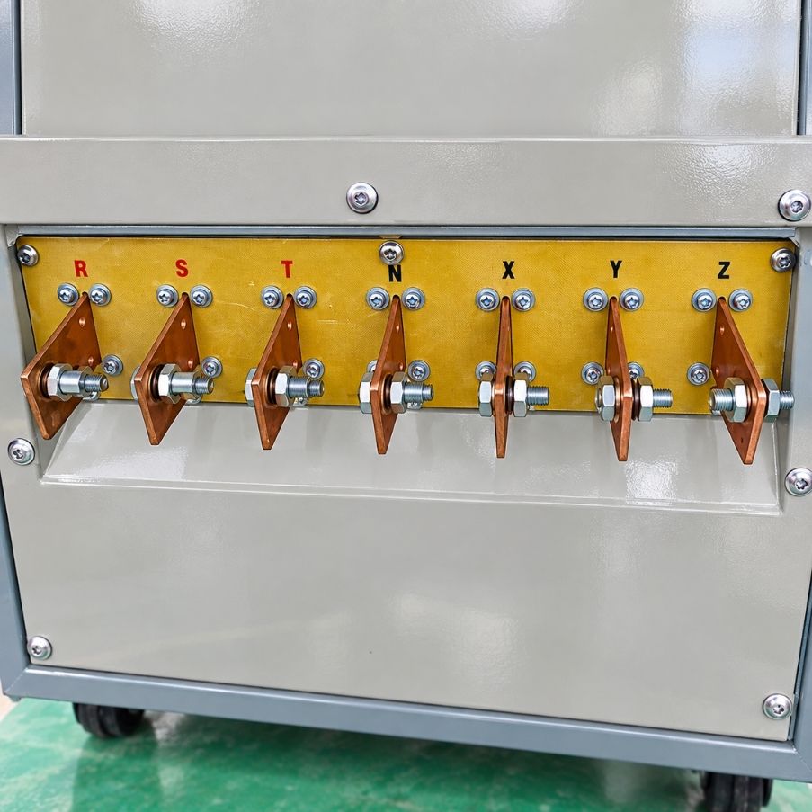 Ổn áp Lioa 3 Pha 400KVA SH3-400KII là thiết bị ổn áp công suất lớn, được thiết kế chuyên dụng cho các hệ thống điện tại nhà máy sản xuất, khu công…