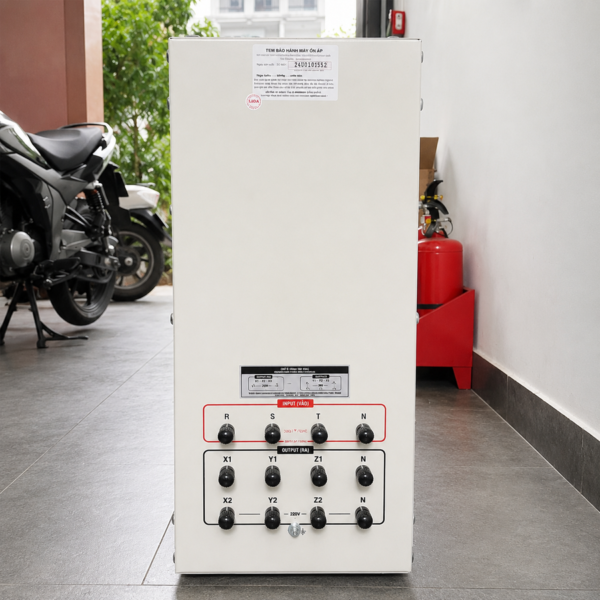 Ổn áp Lioa 3 pha 6KVA SH3-6KII chuyên dùng ổn định nguồn điện, bảo vệ an toàn cho các thiết bị điện 3 pha công suất nhỏ ở khu vực lưới điện tương đối ổn định.