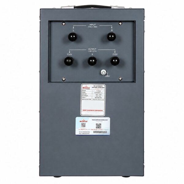 Ổn áp Robot Reno 1 pha 12.5KVA có công suất 12.500VA, phù hợp sử dụng cho gia đình lớn, biệt thự, văn phòng, cửa hàng, nhà hàng và cơ sở kinh doanh có nguồn điện thường xuyên sụt áp sâu. Máy có thể cấp điện ổn định cho điều hòa, tủ lạnh, máy giặt, bình nóng lạnh, máy bơm, thiết bị bếp và hệ thống chiếu sáng có tổng công suất phù hợp