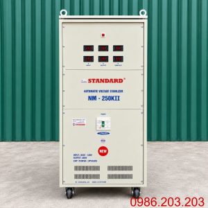 Ổn áp Standard 3 pha 250KVA NM-250KII chuyên dùng ổn định điện áp tự động, chống quá tải, ngắn mạch, nâng cao độ bền và bảo vệ các thiết bị điện.