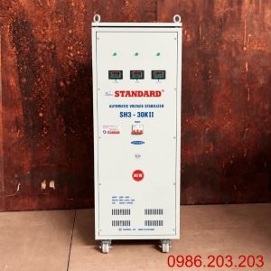 Ổn áp Standard 3 pha 30KVA SH3-30KII chuyên dùng ổn định điện áp tự động, chống quá tải, ngắn mạch, nâng cao độ bền và bảo vệ an toàn cho các thiết bị điện.
