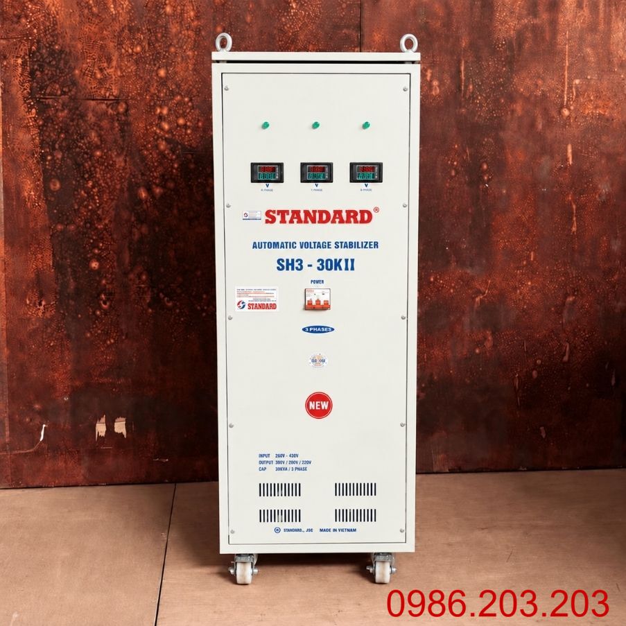 Ổn áp Standard 3 pha 30KVA SH3-30KII chuyên dùng ổn định điện áp tự động, chống quá tải, ngắn mạch, nâng cao độ bền và bảo vệ an toàn cho các thiết bị điện.