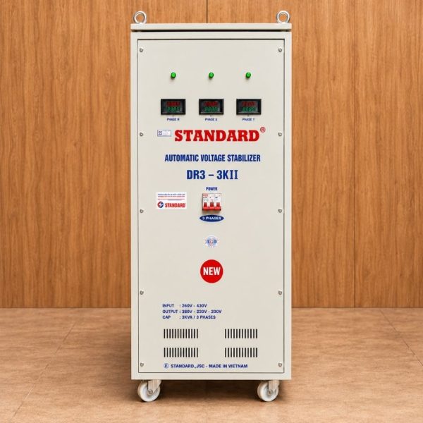 Ổn áp Standard 3 pha 3KVA DR3-3KII chuyên dùng ổn định điện áp tự động, chống quá tải, ngắn mạch, nâng cao độ bền và bảo vệ an toàn cho các thiết bị điện.