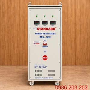 Ổn áp Standard 3 pha 3KVA DR3-3KII chuyên dùng ổn định điện áp tự động, chống quá tải, ngắn mạch, nâng cao độ bền và bảo vệ an toàn cho các thiết bị điện.