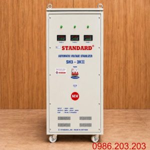 Ổn áp Standard 3 pha 3KVA SH3-3KII chuyên dùng ổn định điện áp tự động, chống quá tải, ngắn mạch, nâng cao độ bền và bảo vệ an toàn cho các thiết bị điện.