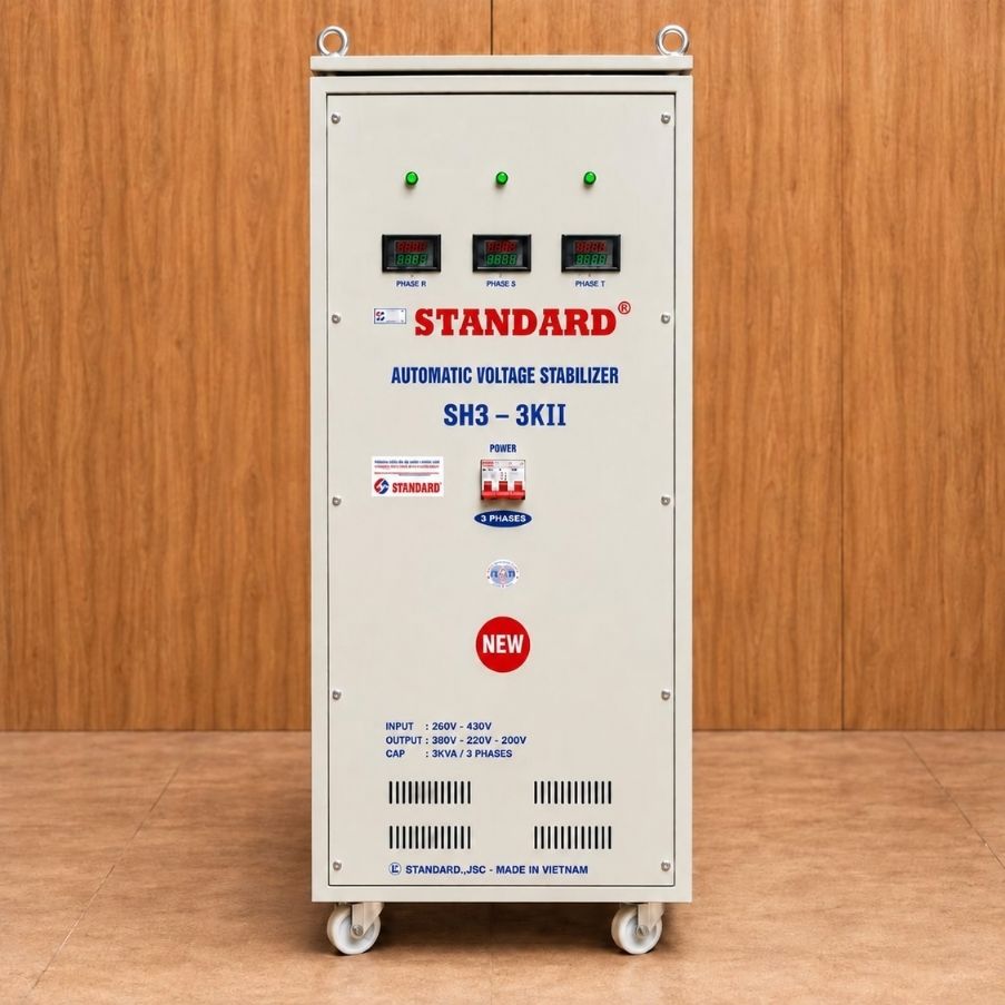 Ổn áp Standard 3 pha 3KVA SH3-3KII chuyên dùng ổn định điện áp tự động, chống quá tải, ngắn mạch, nâng cao độ bền và bảo vệ an toàn cho các thiết bị điện.